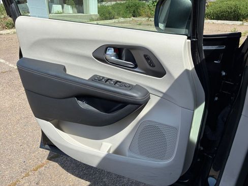 Used 2023 Chrysler Pacifica Touring-L image 18