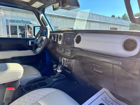 Used 2023 Jeep Gladiator Overland AWD/4WD image 14