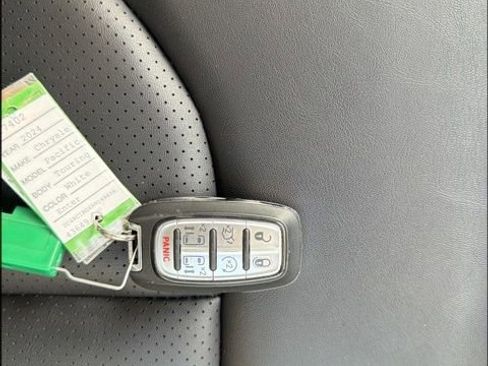 Used 2024 Chrysler Pacifica Touring-L image 36