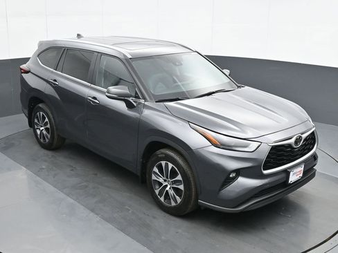 Used 2024 Toyota Highlander XLE AWD/4WD image 24