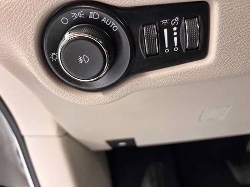 Used 2023 Chrysler Pacifica Touring-L FWD image 20