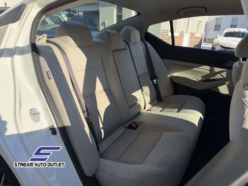 Used 2024 Nissan Altima 2.5 SV image 15