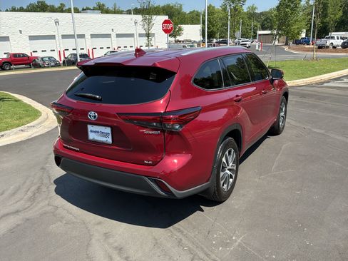 Used 2022 Toyota Highlander XLE AWD/4WD image 10