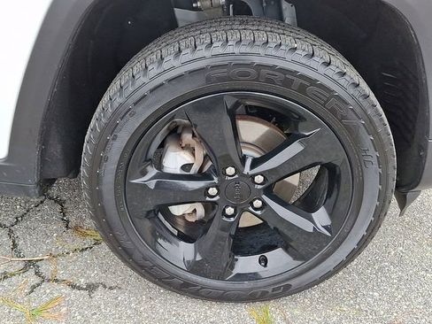 Used 2023 Jeep Grand Cherokee Limited w/ Black Appearance Package image 8