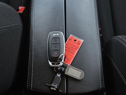 Used 2024 Nissan Rogue S image 29