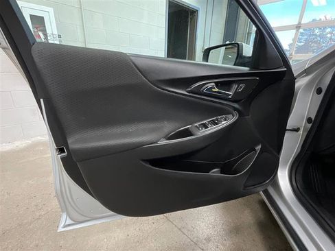 Used 2017 Chevrolet Malibu LT w/ Driver Confidence Package image 9