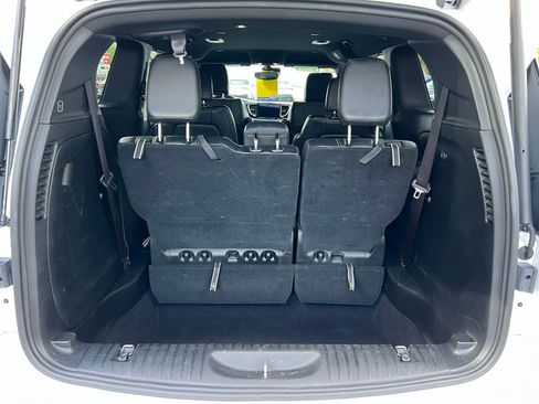 Used 2025 Chrysler Pacifica Select image 18
