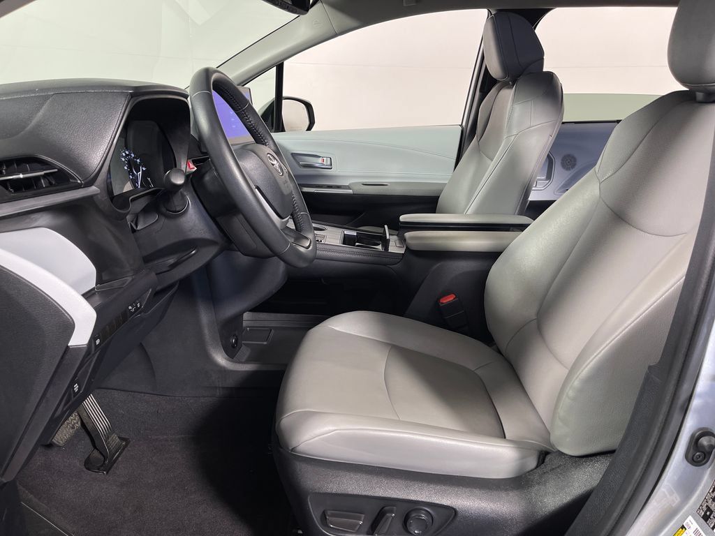 Certified 2025 Toyota Sienna XLE FWD image 12