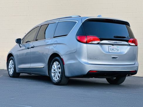 Used 2020 Chrysler Pacifica Touring-L FWD image 9