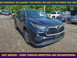 Used 2022 Toyota Highlander XLE AWD/4WD video 1