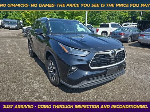 Used 2022 Toyota Highlander XLE AWD/4WD image 1