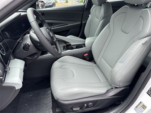 New 2025 Hyundai Elantra Limited image 9