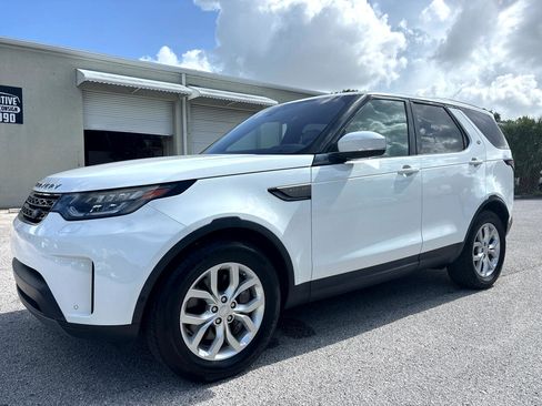 Used 2020 Land Rover Discovery SE image 2