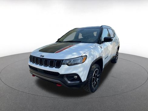 Used 2025 Jeep Compass Trailhawk image 4