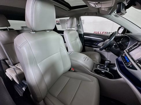 Used 2019 Toyota Highlander XLE AWD/4WD image 28