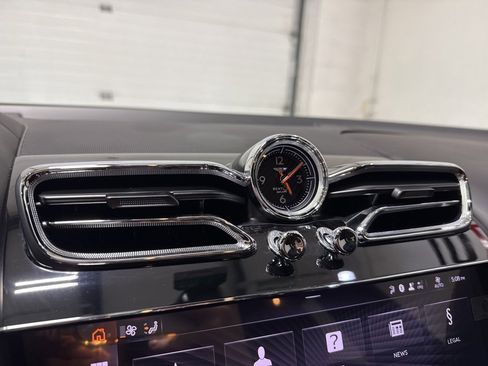 Used 2023 Bentley Bentayga image 26