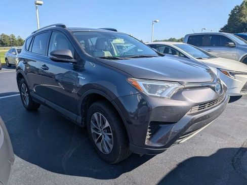 Used 2018 Toyota RAV4 LE AWD/4WD image 2
