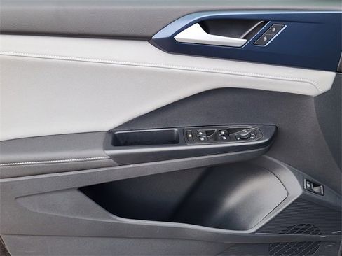 New 2024 Volkswagen Taos SE image 18