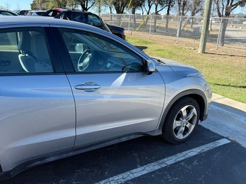 Used 2018 Honda HR-V LX image 5