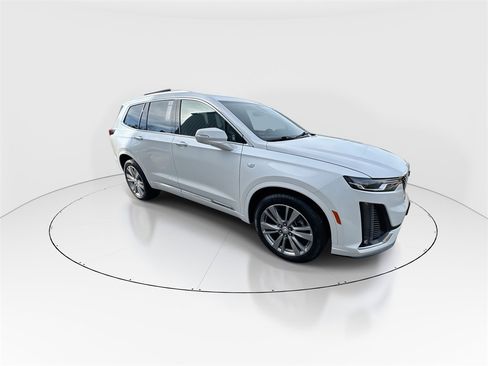 Used 2024 Cadillac XT6 Premium Luxury image 2