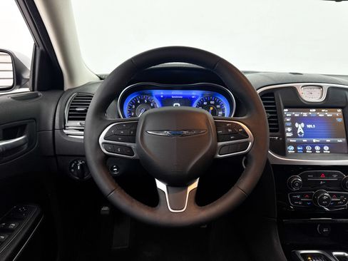 Used 2023 Chrysler 300 Touring RWD image 28