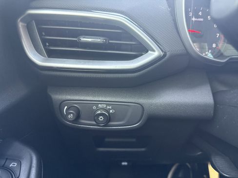 Used 2021 Chevrolet TrailBlazer L FWD image 30