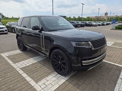 Used 2025 Land Rover Range Rover SE AWD/4WD image 3