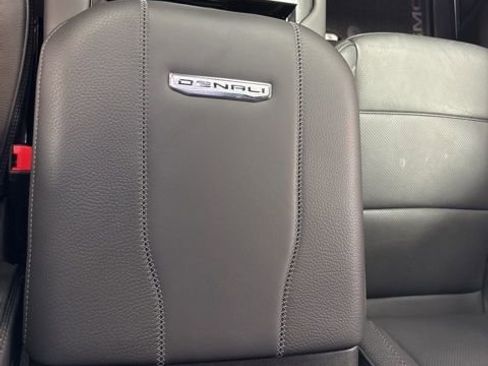 Used 2025 GMC Yukon XL Denali AWD/4WD image 18