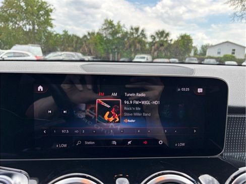 Used 2020 Mercedes-Benz GLB 250 4MATIC w/ Premium Package image 27