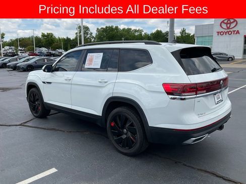 Used 2024 Volkswagen Atlas SE w/ Panoramic Sunroof Package FWD image 3