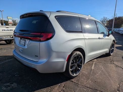 New 2026 Chrysler Pacifica Select image 4