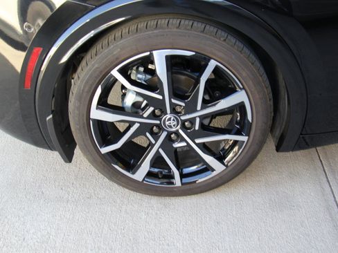 Used 2025 Toyota Prius Plug-In Hybrid image 33