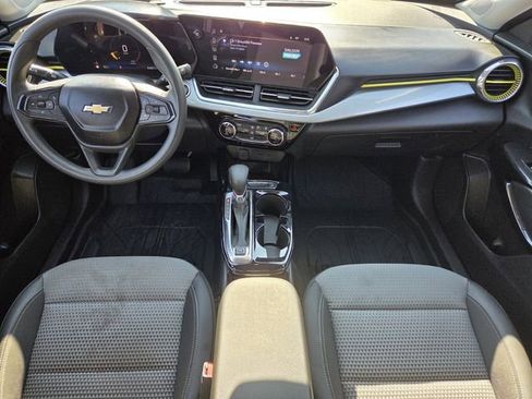 Used 2024 Chevrolet Trax LT FWD image 12
