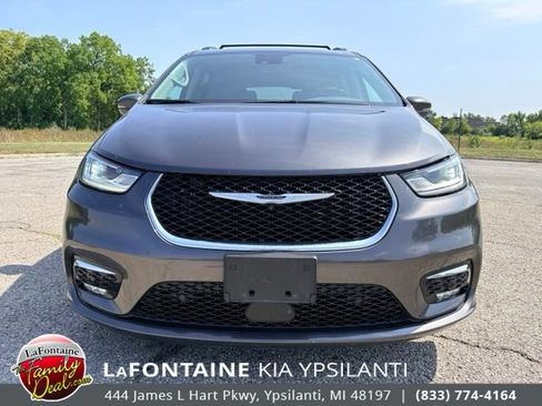 Used 2022 Chrysler Pacifica Touring-L w/ Uconnect Theater Family Group FWD image 8