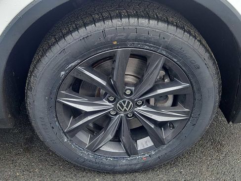 Used 2022 Volkswagen Tiguan SE w/ Panoramic Sunroof Package image 9