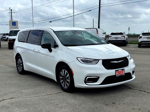 Used 2024 Chrysler Pacifica Select image 5