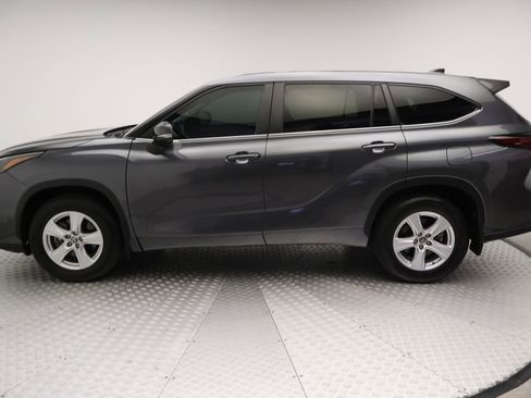 Used 2024 Toyota Highlander LE AWD/4WD image 12