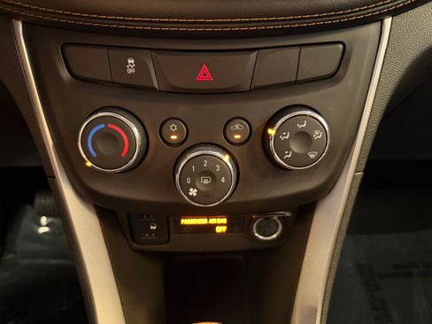 Used 2019 Chevrolet Trax LT w/ LT Convenience Package FWD image 20