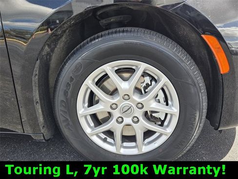 Certified 2024 Chrysler Pacifica Touring-L image 9