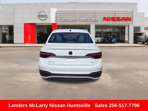 Used 2024 Volkswagen Jetta SE w/ Panoramic Sunroof Package FWD image 5