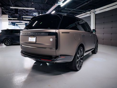 Used 2024 Land Rover Range Rover SV AWD/4WD image 8