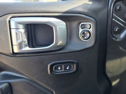 Used 2025 Jeep Wrangler Unlimited Rubicon AWD/4WD image 11