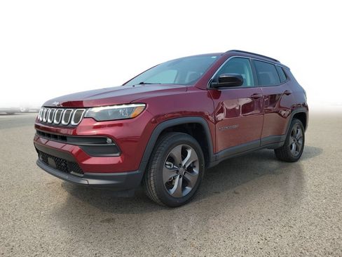 Used 2022 Jeep Compass Latitude w/ Sun and Sound Group AWD/4WD image 2