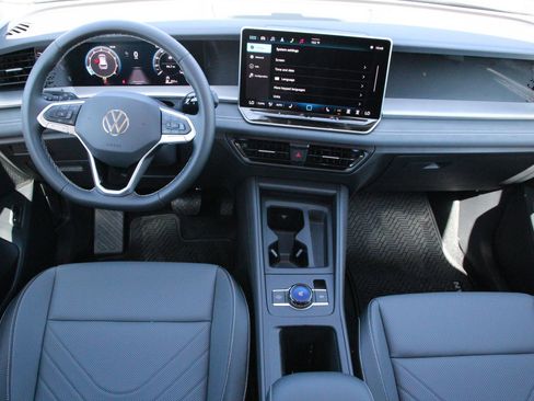 Certified 2025 Volkswagen Tiguan SE FWD image 14