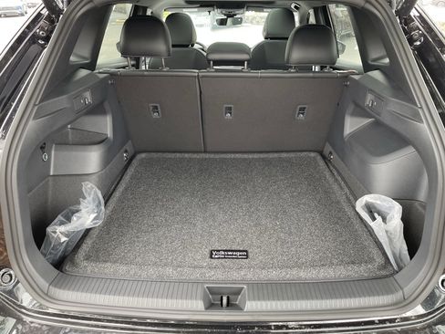 New 2026 Volkswagen Tiguan SE R-Line FWD image 9