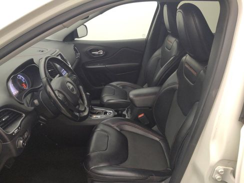 Used 2019 Jeep Cherokee Trailhawk AWD/4WD image 17