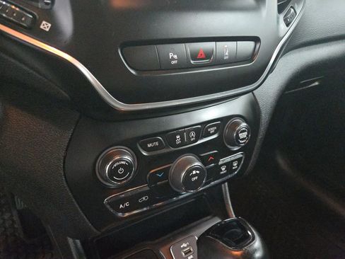 Used 2021 Jeep Cherokee Latitude image 24