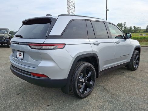 New 2025 Jeep Grand Cherokee Altitude image 4