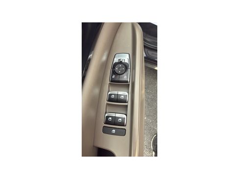 Used 2025 Kia Carnival FWD image 15