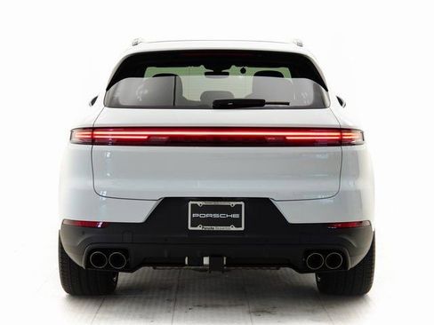 Certified 2025 Porsche Cayenne AWD/4WD image 33